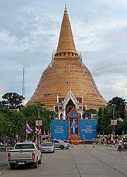 'Phra Pathom Ma Chedi' by Asienreisender